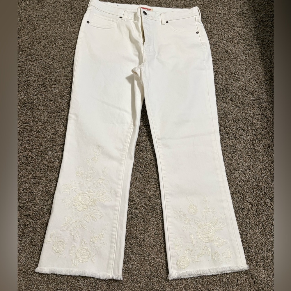 Johnny Was White Embroidered The cropped Baby boot Jeans size 32